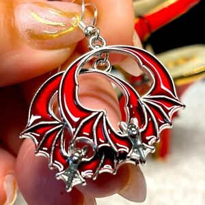 2/22 🌗🦇cute batty earrings betsey Johnson style Nwt